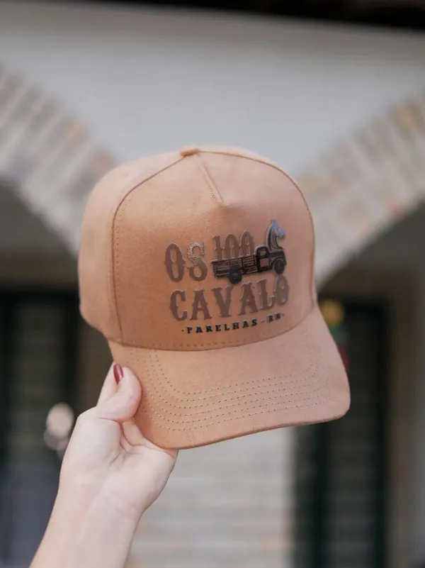 Boné de camurça personalizado com estampa de cavalo e caminhonete em alto-relevo. Detalhe do acabamento da Fênix Personalizados.