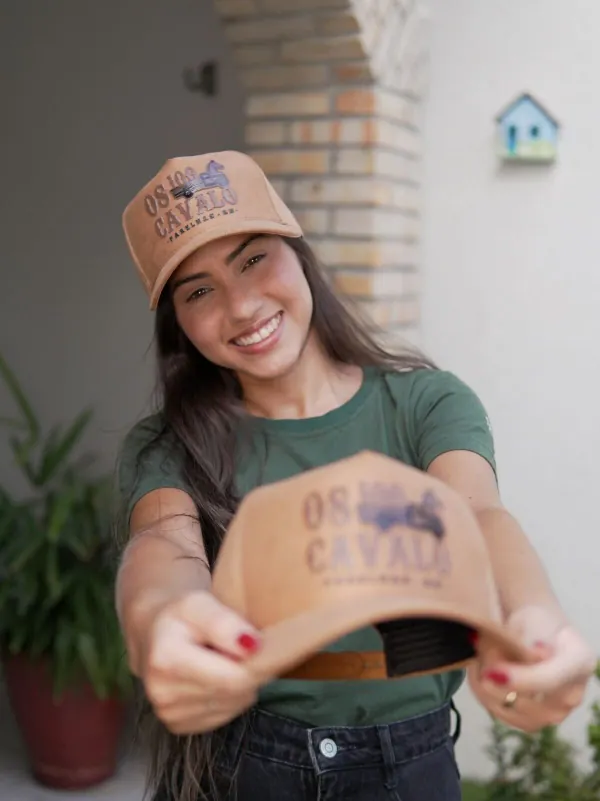 Boné de camurça caramelo personalizado com estampa Os 100 Cavalo. Produção sob medida da Fênix Personalizados para clientes.