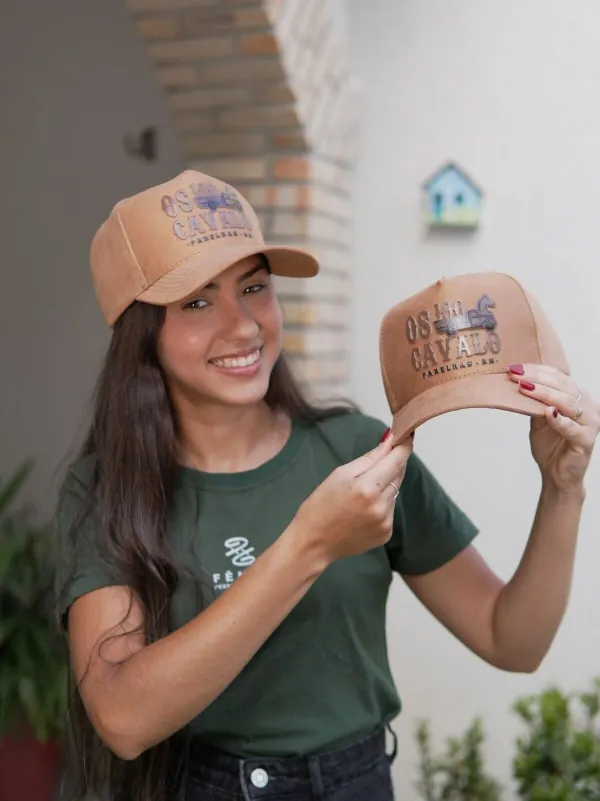 Bonés trucker de camurça marrom personalizados com estampa exclusiva de cliente. Feitos pela Fênix Personalizados.