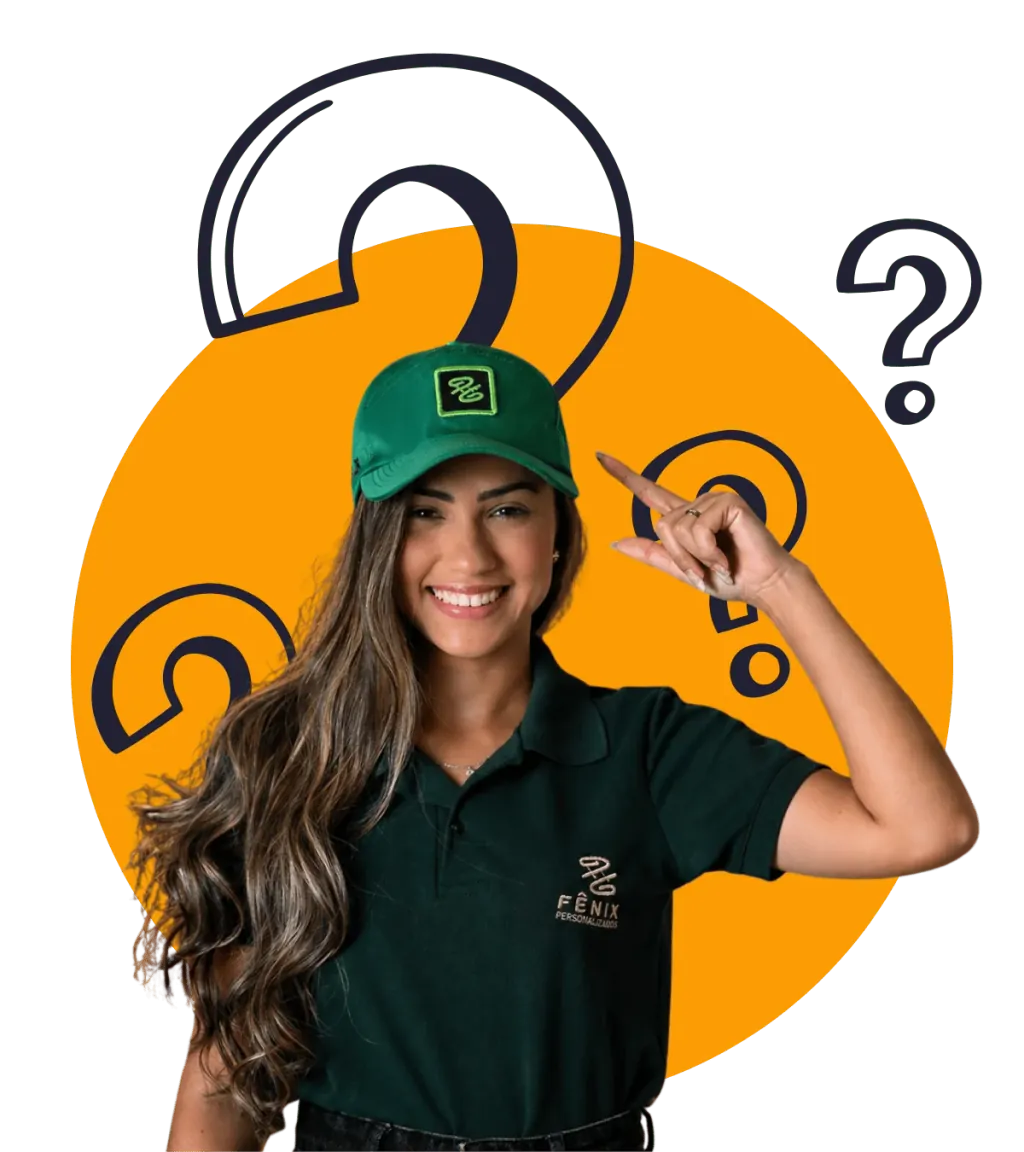 Boné verde personalizado com logo bordado usado por atendente da Fênix Personalizados. Tire suas dúvidas sobre personalização de bonés.