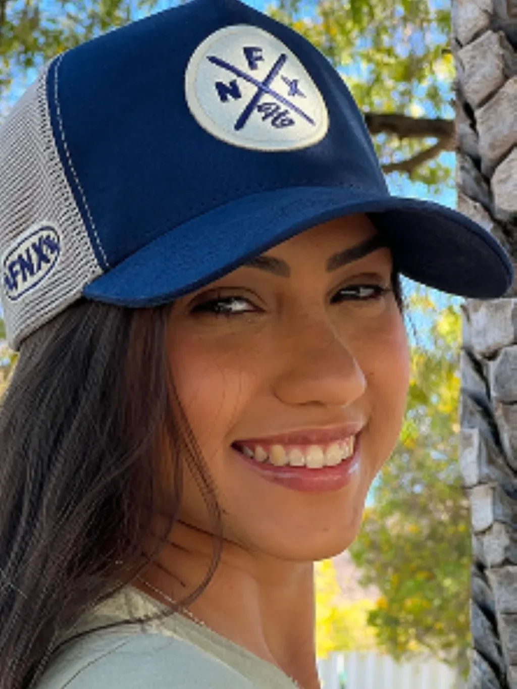 Boné trucker azul-marinho personalizado com tela e patch bordado. Modelo estiloso e respirável da Fênix Personalizados.