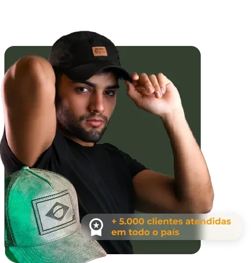 Homem com boné trucker verde personalizado com patch da bandeira do Brasil. Mais de 5.000 clientes atendidos pela Fênix Personalizados.