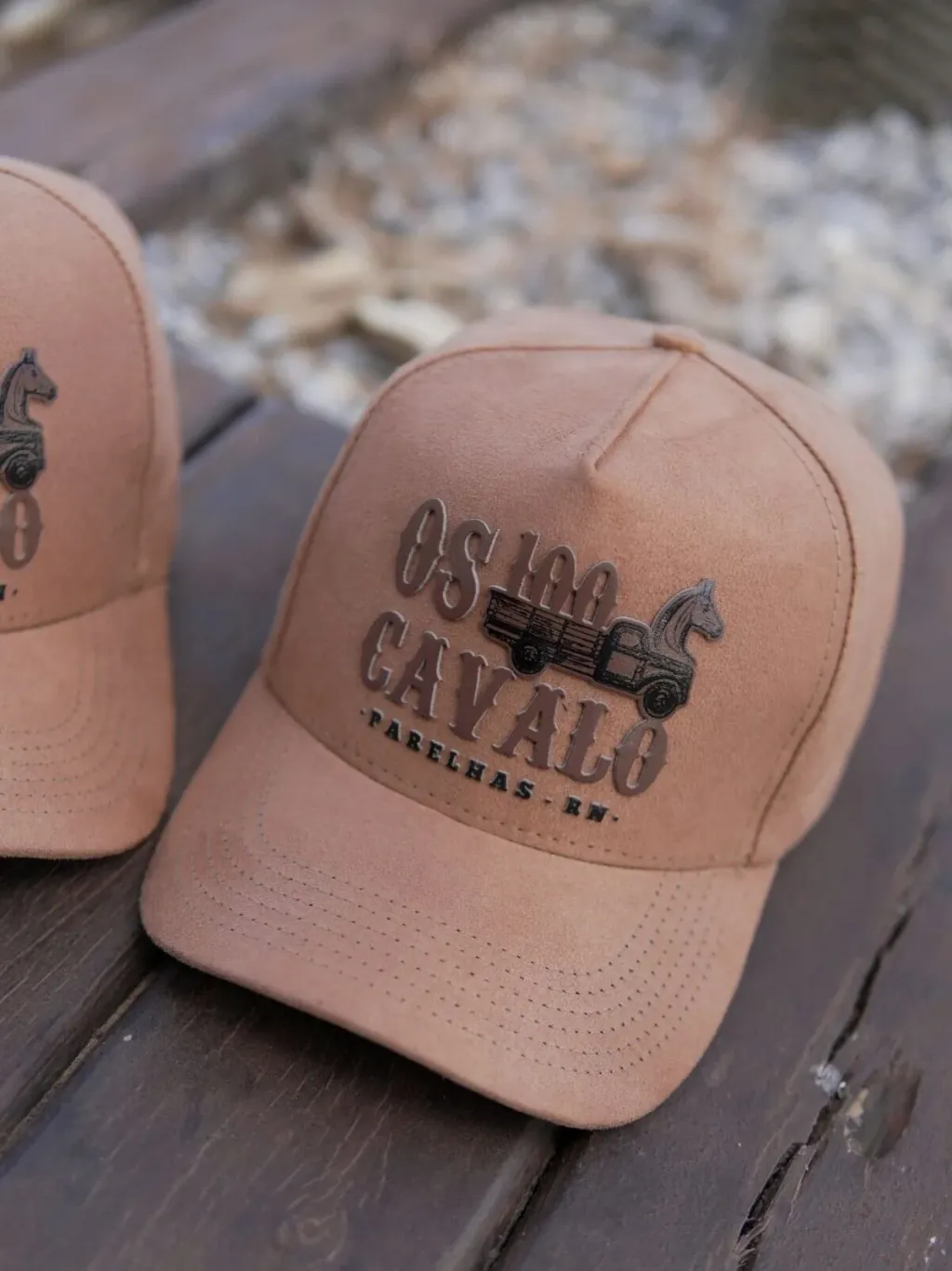 Boné de camurça personalizado com estampa de cavalo e caminhonete em alto-relevo. Detalhe do acabamento da Fênix Personalizados.