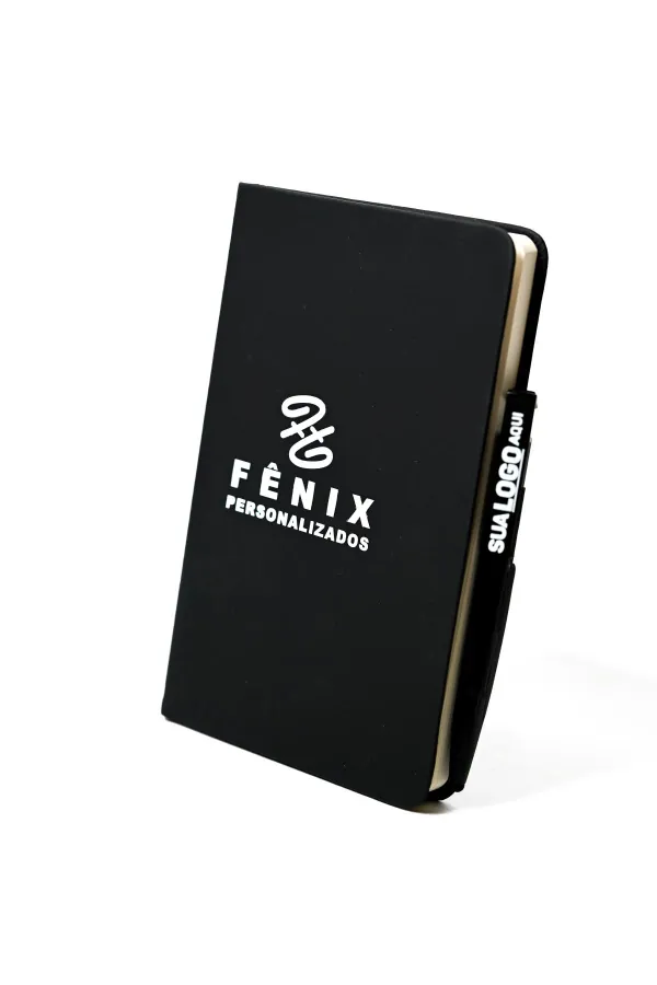 Caderno preto personalizado com logo da Fênix Personalizados e caneta com marca. Brinde corporativo sofisticado.