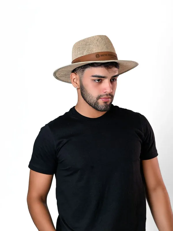 Homem usando chapéu de palha personalizado com faixa de couro estampada para empresa do agronegócio. Brinde corporativo da Fênix Personalizados.