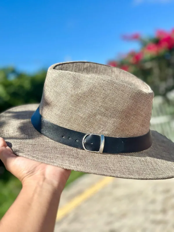 Chapéu de palha personalizado com faixa de couro preta e fivela metálica. Modelo unissex da Fênix Personalizados para o verão.