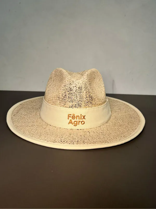 Chapéu de palha personalizado com faixa bordada Fênix Agro. Modelo voltado para o agronegócio da Fênix Personalizados.